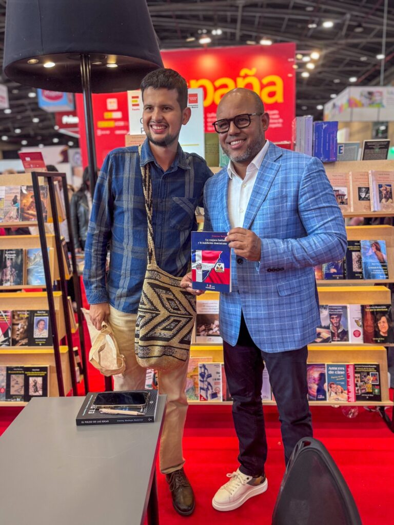Francisco Tavárez reúne a decenas de asistentes en la presentación de su libro “La conjura haitiana y la maldición dominicana” en Bogotá - Noticias de hoy en República Dominicana | De Último Minuto