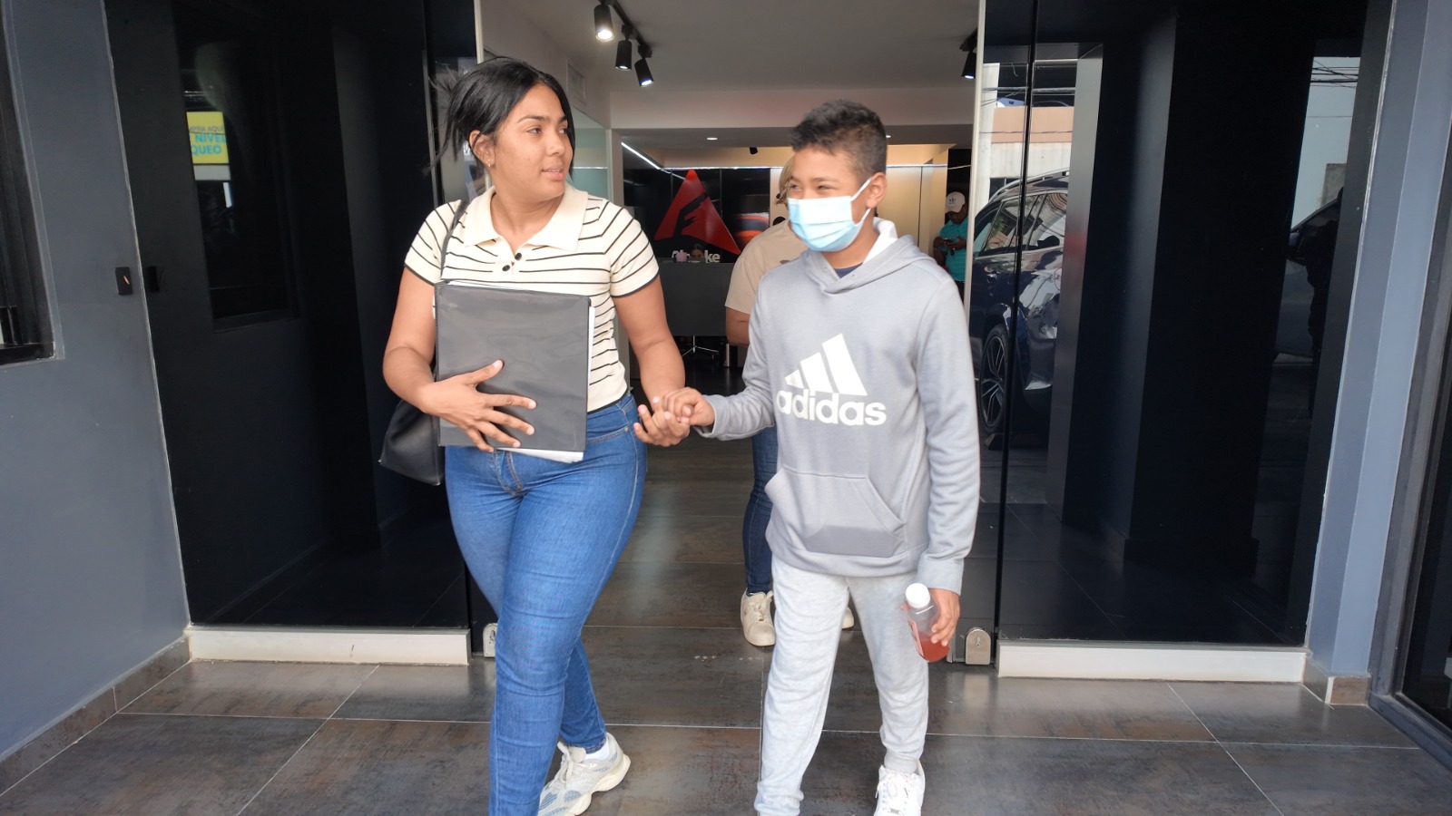 Planeta Alofoke entrega ayuda económica a menores para tratamiento y examen médico