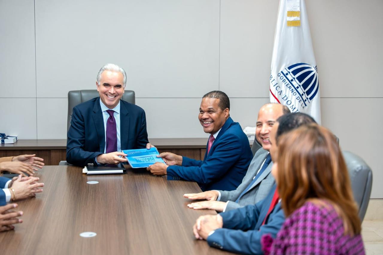 Silverio y Minerd abordan innovación educativa, ciclo básico universitario y formación de docentes del sistema preuniversitario