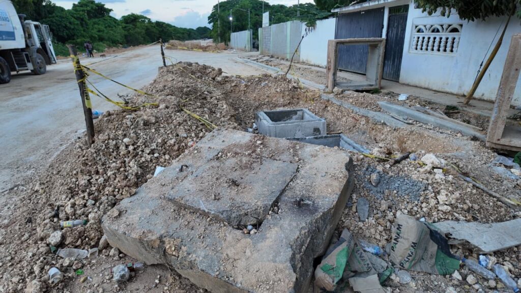 Familiares solicitan respuestas por muerte de niño hallado en hoyo de la CAASD en sector La Grúa - Noticias de hoy en República Dominicana | De Último Minuto