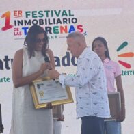 Reconocen a Ana Reyes, alcaldesa de Las Galeras, durante el primer Festival Inmobiliario de Las Terrenas