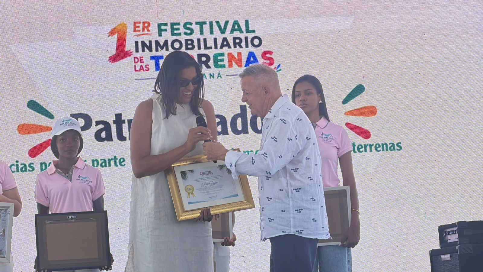 Reconocen a Ana Reyes, alcaldesa de Las Galeras, durante el primer Festival Inmobiliario de Las Terrenas