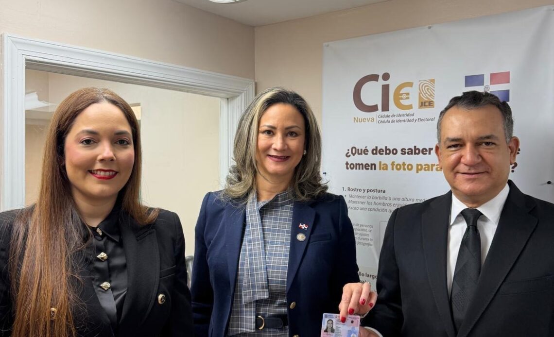 Junta Central Electoral entrega primera nueva cédula en el exterior a embajadora dominicana en EE.UU.