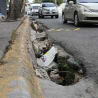 Comunitarios de Los Praditos denuncian peligro por imbornales sin rejillas y calles inundadas