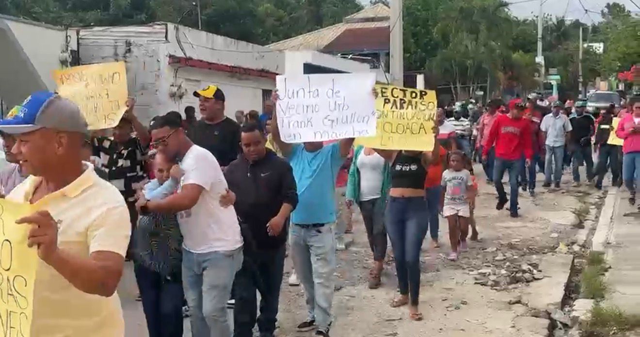 FALPO, grupos populares y moradores de la Hermanas Mirabal realizan gran marcha exigiendo arreglo de calles