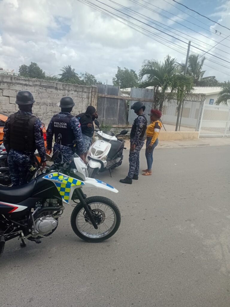 Policía Nacional realiza operativo preventivo Garantía de Paz 2.0 en Villa Hermosa - Noticias de hoy en República Dominicana | De Último Minuto