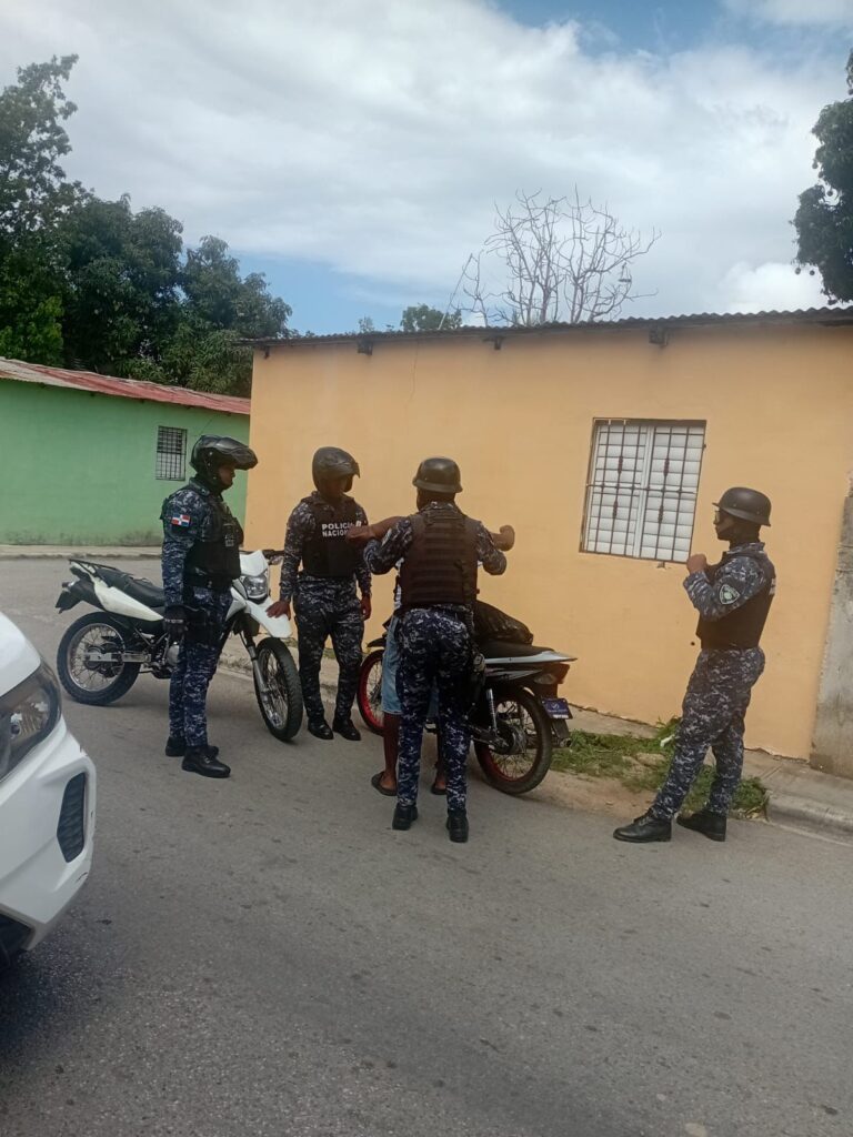 Policía Nacional realiza operativo preventivo Garantía de Paz 2.0 en Villa Hermosa - Noticias de hoy en República Dominicana | De Último Minuto