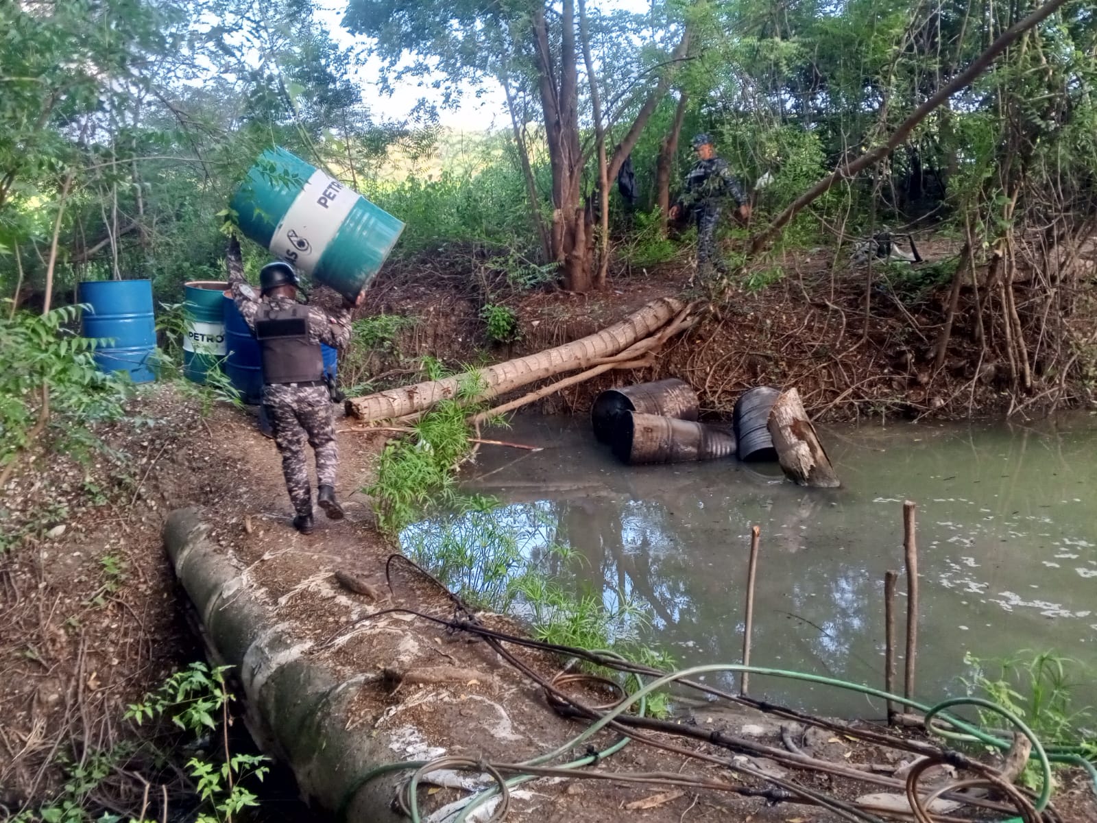Policía Nacional desmantela fábrica clandestina de bebidas alcohólicas adulteradas en Bahoruco - Noticias de hoy en República Dominicana | De Último Minuto