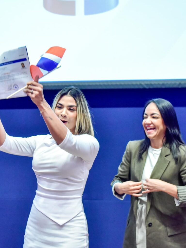 Juramentan a 149 de extranjeros que asumen nacionalidad dominicana - Noticias de hoy en República Dominicana | De Último Minuto