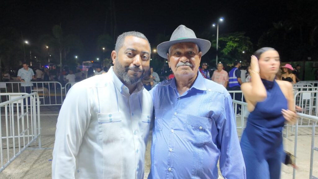 Con botas y sombreros llegan fanáticos al concierto de Los Tigres del Norte en Santo Domingo | 10 | Con botas y sombreros llegan fanáticos al concierto de Los Tigres del Norte en Santo Domingo - Noticias de hoy en República Dominicana | De Último Minuto