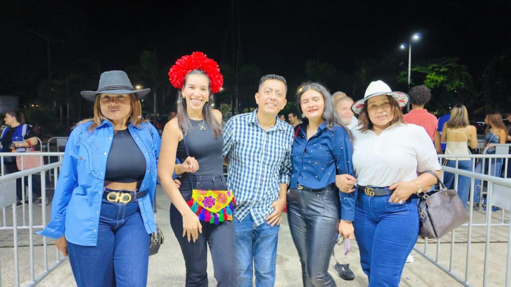 Con botas y sombreros llegan fanáticos al concierto de Los Tigres del Norte en Santo Domingo | 9 | Con botas y sombreros llegan fanáticos al concierto de Los Tigres del Norte en Santo Domingo - Noticias de hoy en República Dominicana | De Último Minuto