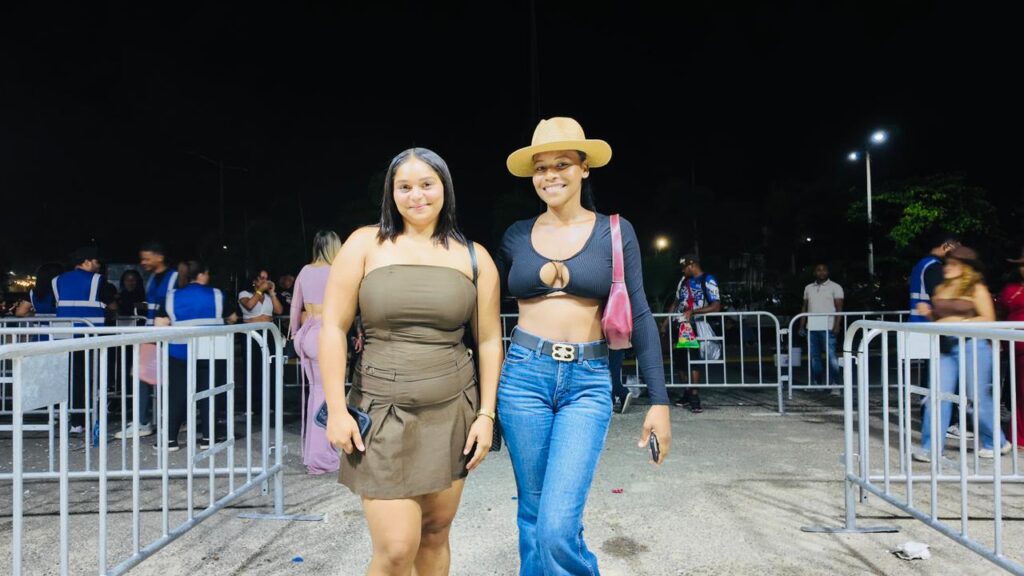 Con botas y sombreros llegan fanáticos al concierto de Los Tigres del Norte en Santo Domingo | 7 | Con botas y sombreros llegan fanáticos al concierto de Los Tigres del Norte en Santo Domingo - Noticias de hoy en República Dominicana | De Último Minuto