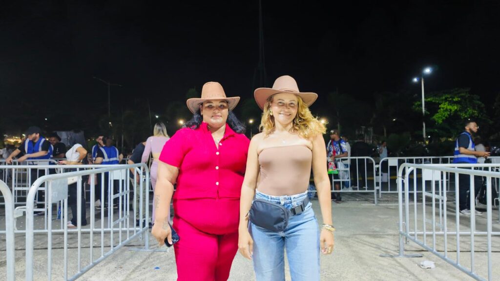Con botas y sombreros llegan fanáticos al concierto de Los Tigres del Norte en Santo Domingo | 8 | Con botas y sombreros llegan fanáticos al concierto de Los Tigres del Norte en Santo Domingo - Noticias de hoy en República Dominicana | De Último Minuto