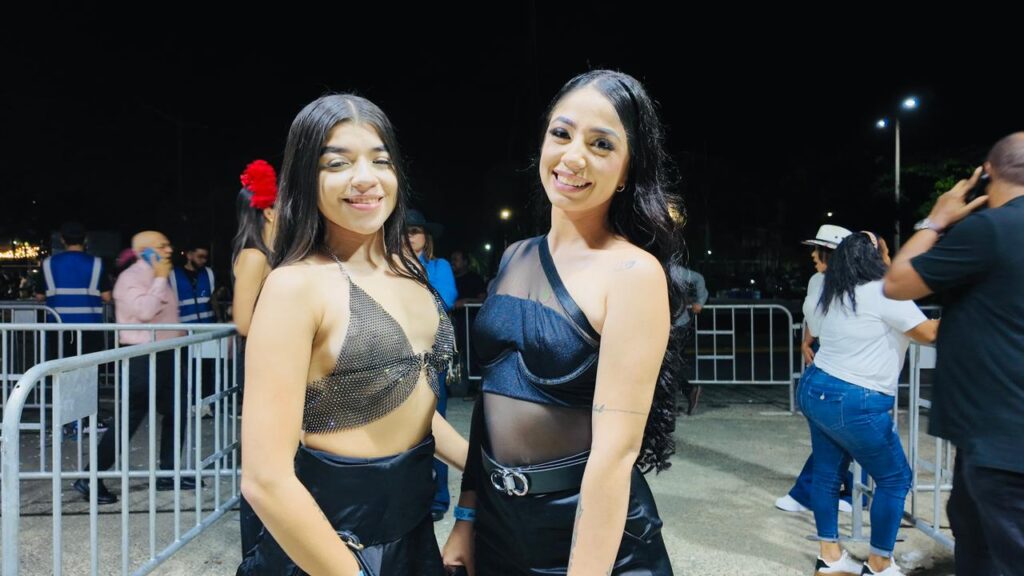 Con botas y sombreros llegan fanáticos al concierto de Los Tigres del Norte en Santo Domingo | 6 | Con botas y sombreros llegan fanáticos al concierto de Los Tigres del Norte en Santo Domingo - Noticias de hoy en República Dominicana | De Último Minuto