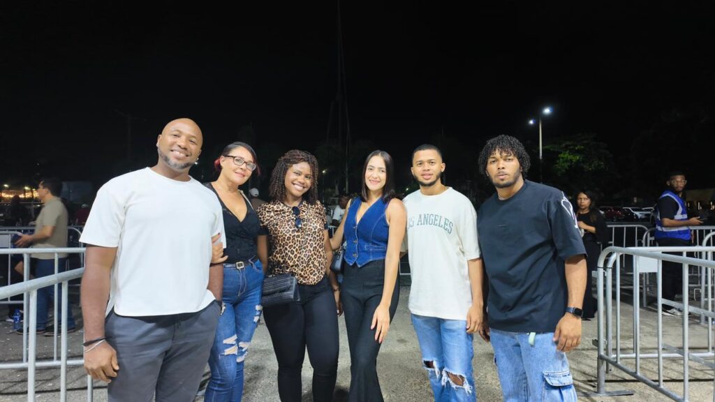 Con botas y sombreros llegan fanáticos al concierto de Los Tigres del Norte en Santo Domingo | 2 | Con botas y sombreros llegan fanáticos al concierto de Los Tigres del Norte en Santo Domingo - Noticias de hoy en República Dominicana | De Último Minuto