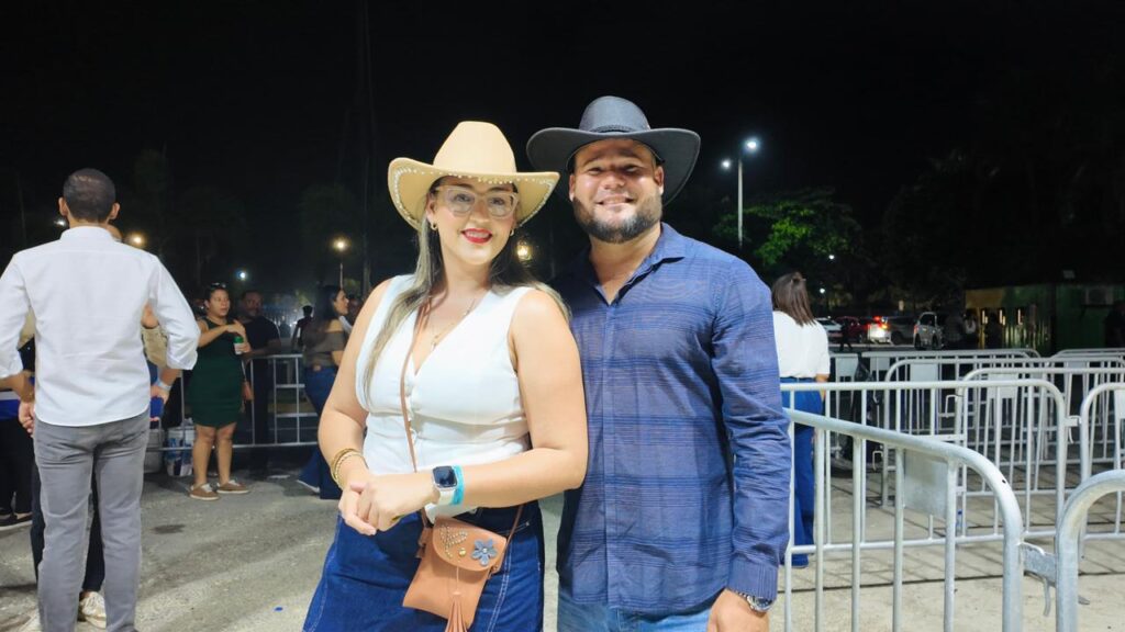 Con botas y sombreros llegan fanáticos al concierto de Los Tigres del Norte en Santo Domingo | 3 | Con botas y sombreros llegan fanáticos al concierto de Los Tigres del Norte en Santo Domingo - Noticias de hoy en República Dominicana | De Último Minuto