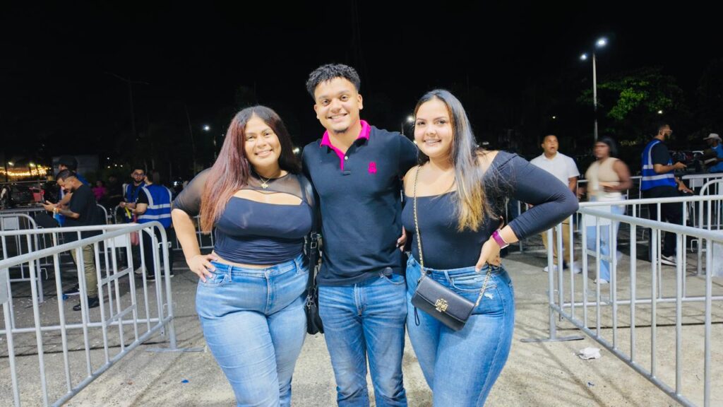 Con botas y sombreros llegan fanáticos al concierto de Los Tigres del Norte en Santo Domingo | 1 | Con botas y sombreros llegan fanáticos al concierto de Los Tigres del Norte en Santo Domingo - Noticias de hoy en República Dominicana | De Último Minuto