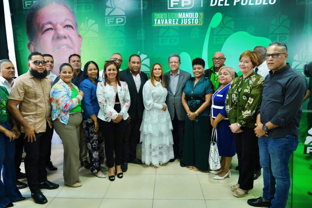 Leonel Fernández juramenta dirigentes magisteriales y asegura que la educación será prioridad en la FP - Noticias de hoy en República Dominicana | De Último Minuto
