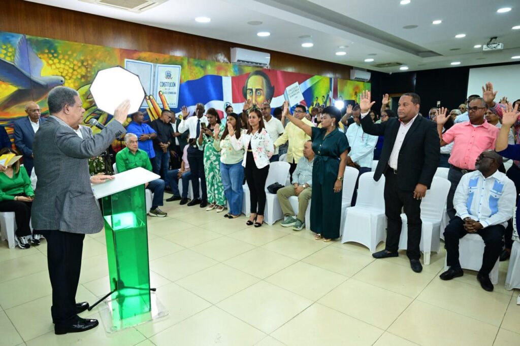 Leonel Fernández juramenta dirigentes magisteriales y asegura que la educación será prioridad en la FP - Noticias de hoy en República Dominicana | De Último Minuto