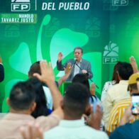 Leonel Fernández juramenta dirigentes magisteriales y asegura que la educación será prioridad en la FP