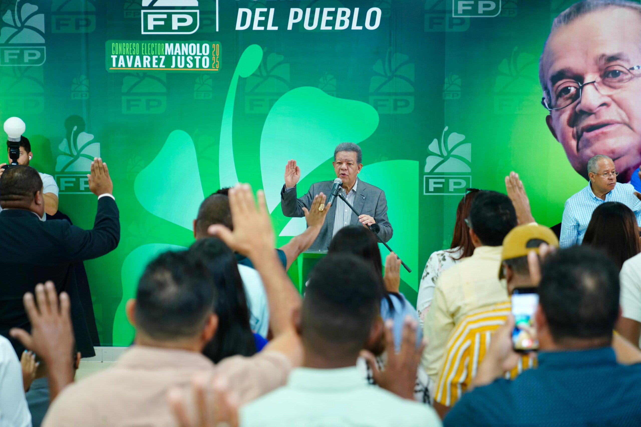 Leonel Fernández juramenta dirigentes magisteriales y asegura que la educación será prioridad en la FP