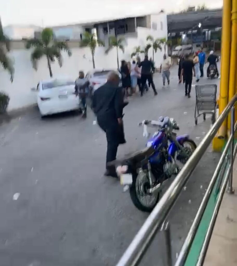 Pleito violento entre varias personas registrado en parqueo de supermercado provoca tensión en Santiago - Noticias de hoy en República Dominicana | De Último Minuto
