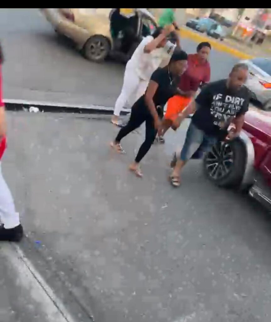 Pleito violento entre varias personas registrado en parqueo de supermercado provoca tensión en Santiago - Noticias de hoy en República Dominicana | De Último Minuto