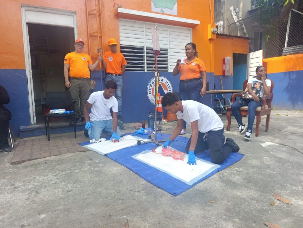Defensa Civil de La Romana capacita personal voluntario, incluyendo estudiantes de las 60 Horas - Noticias de hoy en República Dominicana | De Último Minuto
