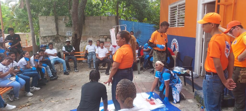 Defensa Civil de La Romana capacita personal voluntario, incluyendo estudiantes de las 60 Horas - Noticias de hoy en República Dominicana | De Último Minuto
