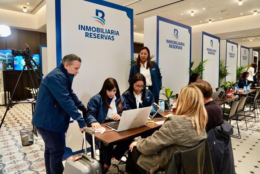 Durante el evento, los asistentes podrán conocer una amplia selección de proyectos inmobiliarios ubicados en distintos puntos del país, incluyendo casas, apartamentos, villas y solares.