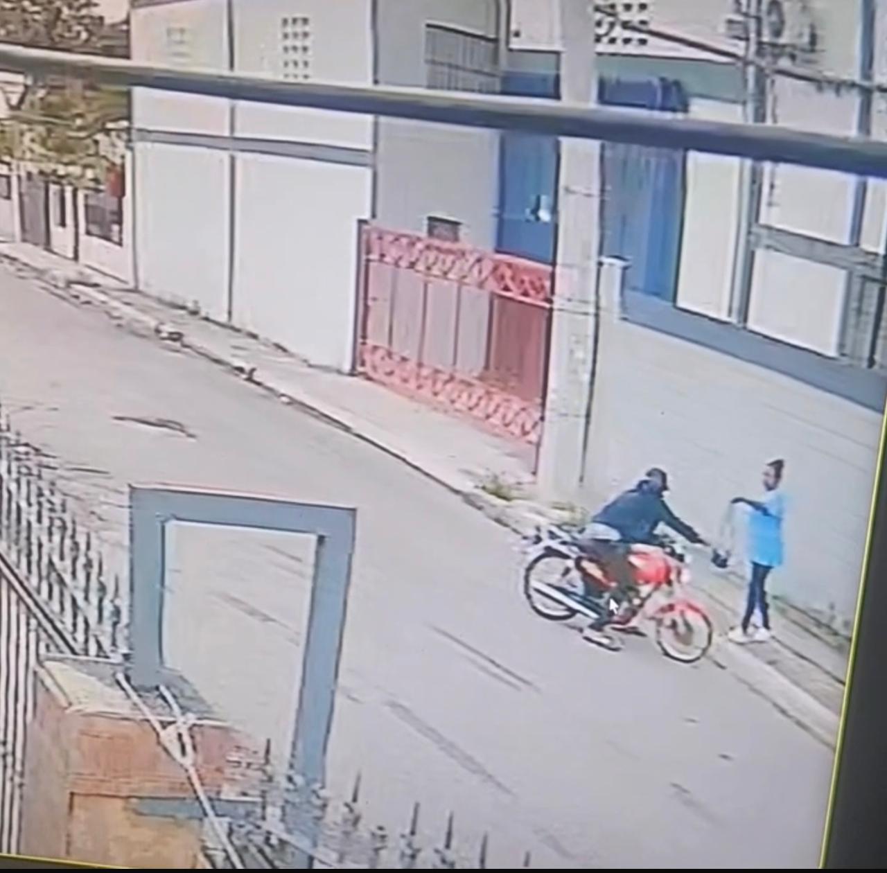 Delincuente en motocicleta asalta en plena vía a mujer camino al trabajo y queda captado en cámara en Santiago