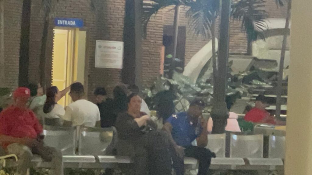 Investigan extraño hedor en vuelo de Delta que provocó vómitos y obligó aterrizaje de emergencia en Santiago | 2 | Investigan extraño hedor en vuelo de Delta que provocó vómitos y obligó aterrizaje de emergencia en Santiago - Noticias de hoy en República Dominicana | De Último Minuto