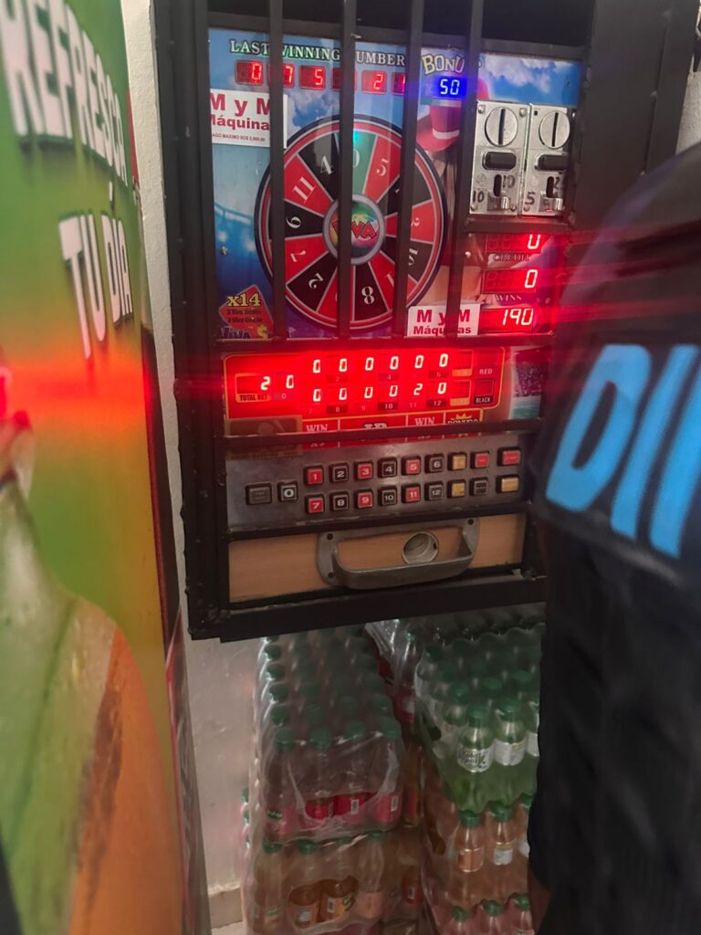 Policía ocupa máquinas tragamonedas y equipos de juegos de azar en operativos en SDE - Noticias de hoy en República Dominicana | De Último Minuto