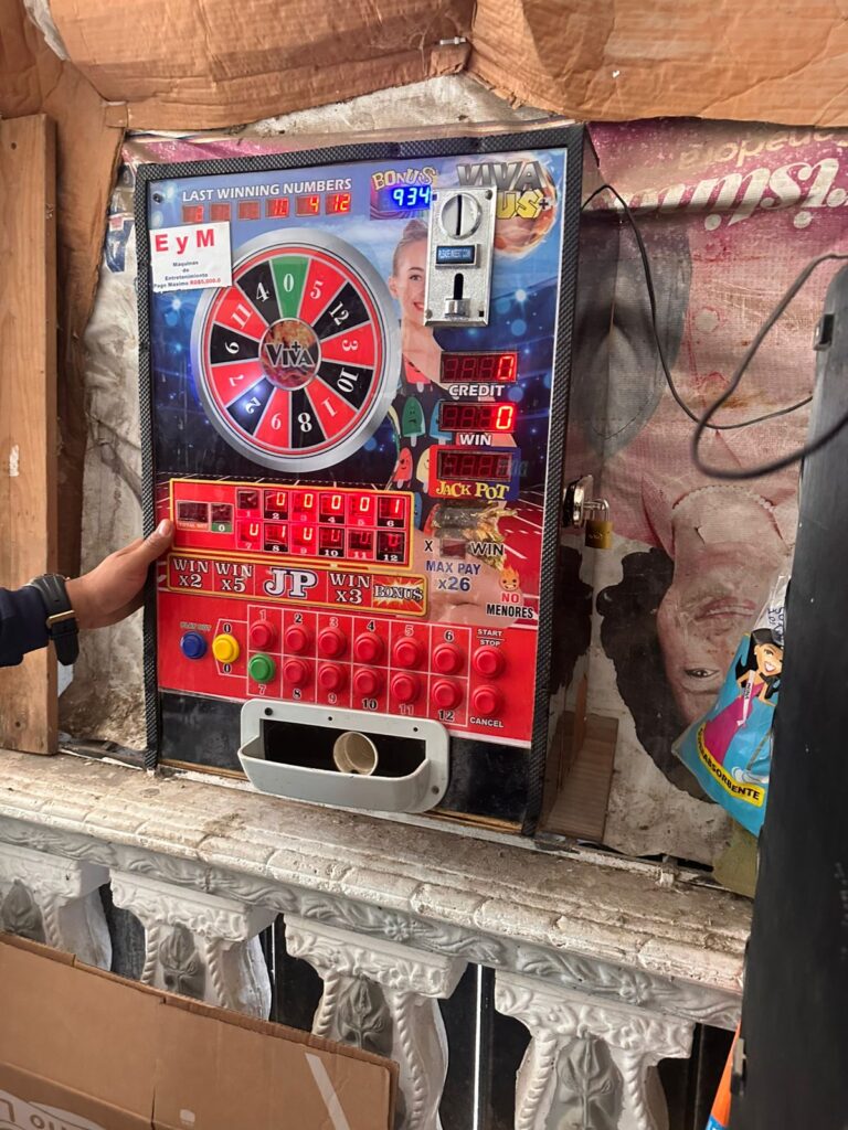 Policía ocupa máquinas tragamonedas y equipos de juegos de azar en operativos en SDE - Noticias de hoy en República Dominicana | De Último Minuto