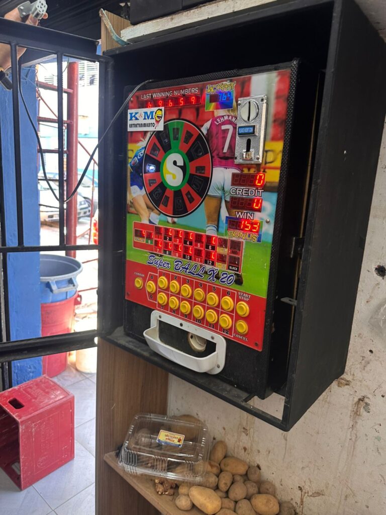 Policía ocupa máquinas tragamonedas y equipos de juegos de azar en operativos en SDE - Noticias de hoy en República Dominicana | De Último Minuto
