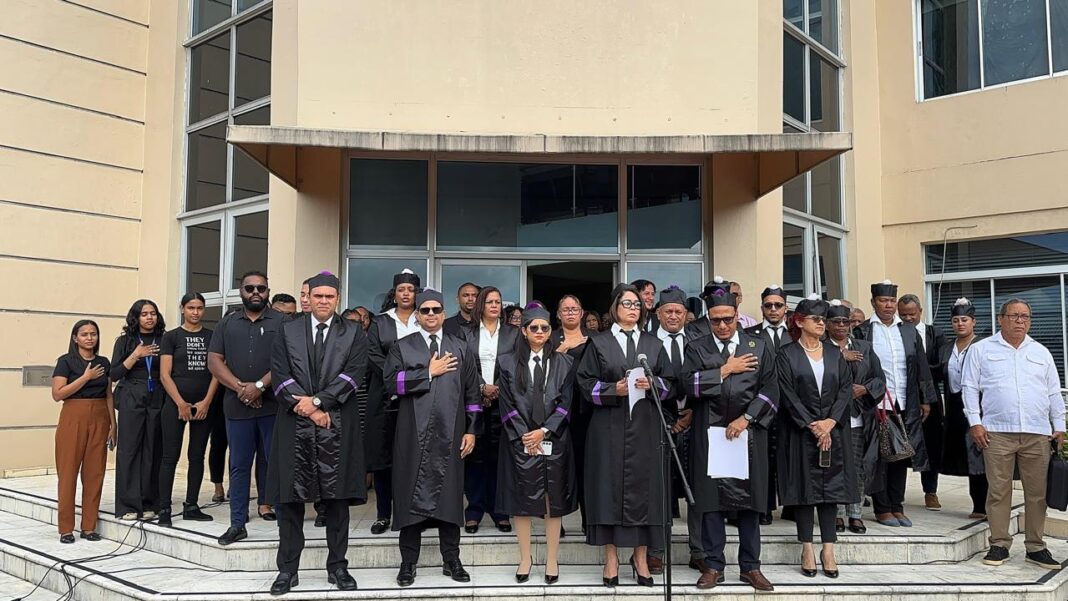 Jueces y servidores judiciales de Bonao se declaran en paro pacífico y denuncian crisis en el sistema de justicia Jueces y servidores judiciales de Bonao se declaran en paro pacífico y denuncian crisis en el sistema de justicia