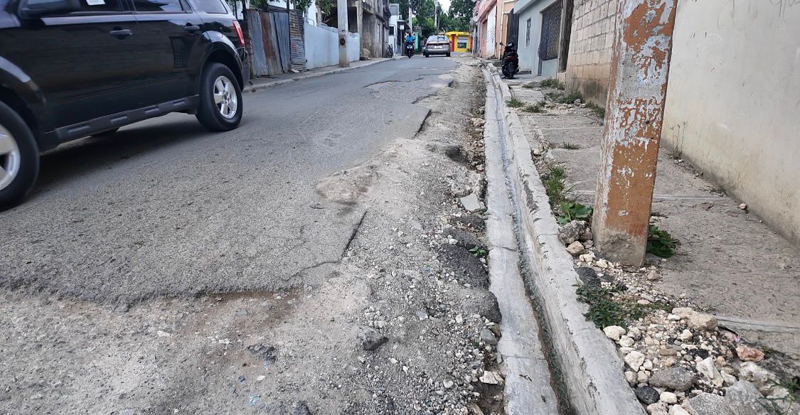 Residentes de Las Mercedes denuncian calles destruidas y más de 20 años sin agua potable