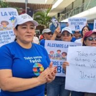 Madres azules de niños con autismo protestan en apoyo al doctor José Ernesto