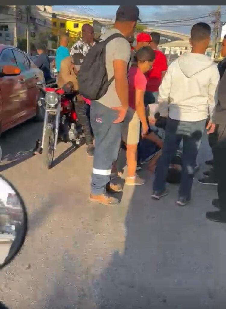 Mujer queda inconsciente tras choque entre motocicleta y vehículo en Santiago | 2 | Mujer queda inconsciente tras choque entre motocicleta y vehículo en Santiago - Noticias de hoy en República Dominicana | De Último Minuto