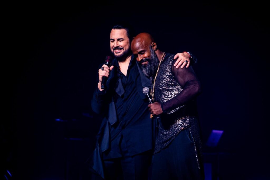 Santo Domingo cantó con Beto Cuevas en una velada acústica en el Teatro Nacional - Noticias de hoy en República Dominicana | De Último Minuto
