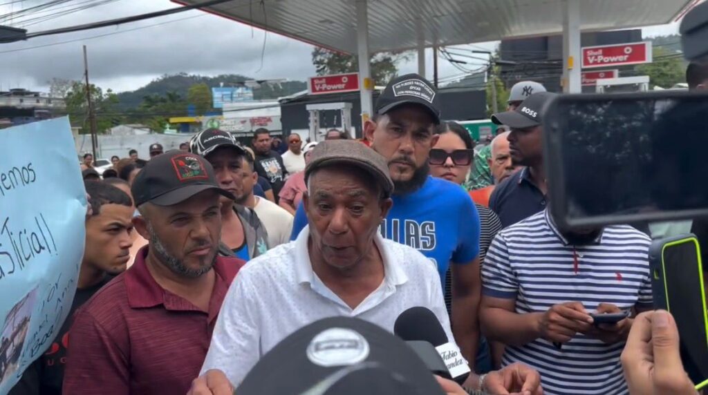 Familiares de Miguel Ángel Marinero “La Boa” protestan frente al destacamento de Jarabacoa exigiendo justicia - Noticias de hoy en República Dominicana | De Último Minuto