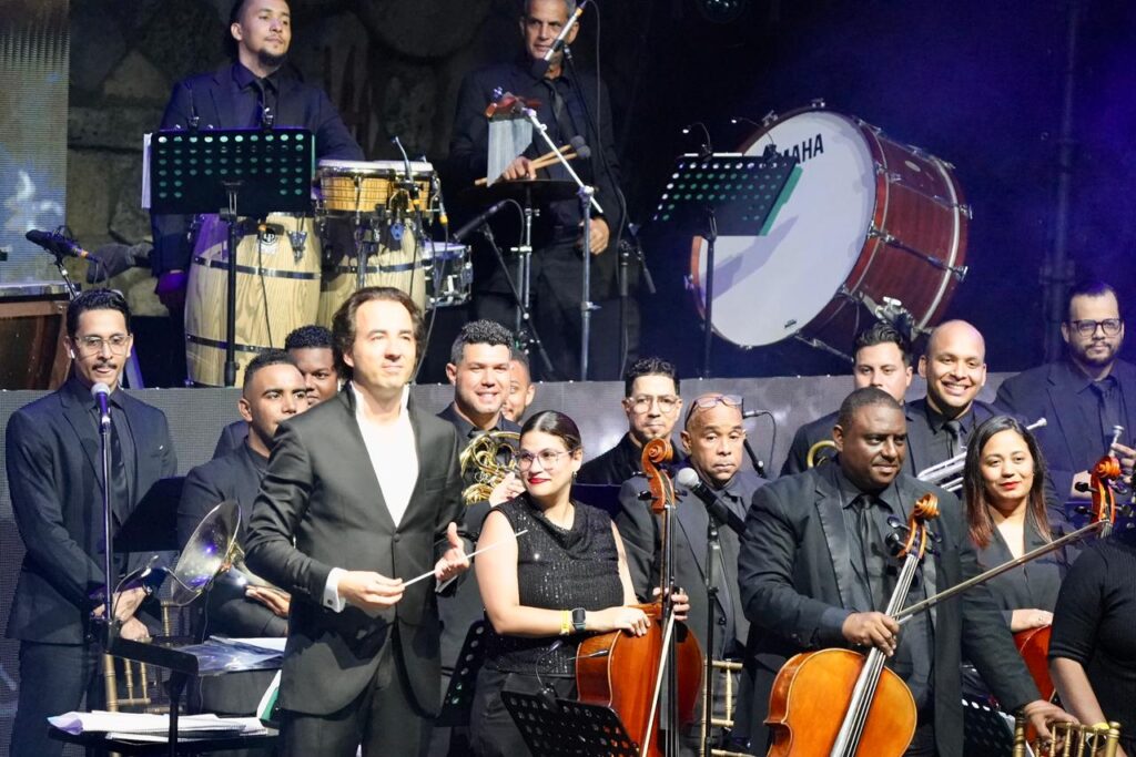 Isabel Pantoja cantó “Así Fue” en bachata junto a Amaury Sánchez y la Filarmónica de SD - Noticias de hoy en República Dominicana | De Último Minuto