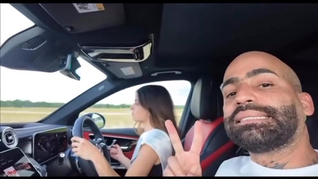 Arcángel sorprende a su hija Lucero con un lujoso Mercedes-Benz por su graduación - Noticias de hoy en República Dominicana | De Último Minuto