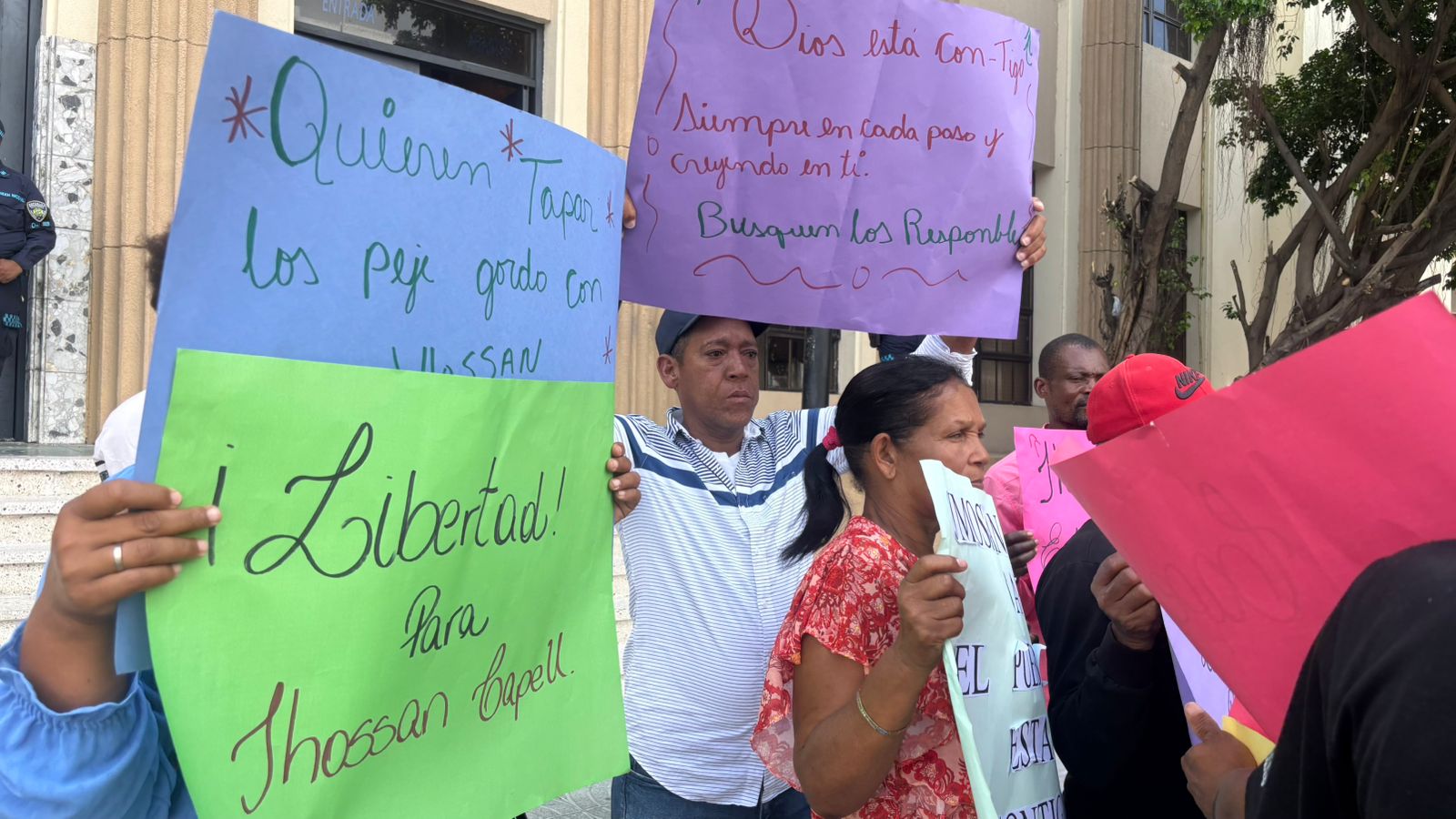 Personas se concentran frente al Palacio de Justicia en apoyo a Jhossan Capell y exigen su libertad - Noticias de hoy en República Dominicana | De Último Minuto