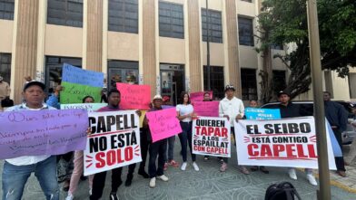 Personas se concentran frente al Palacio de Justicia en apoyo a Jhossan Capell y exigen su libertad