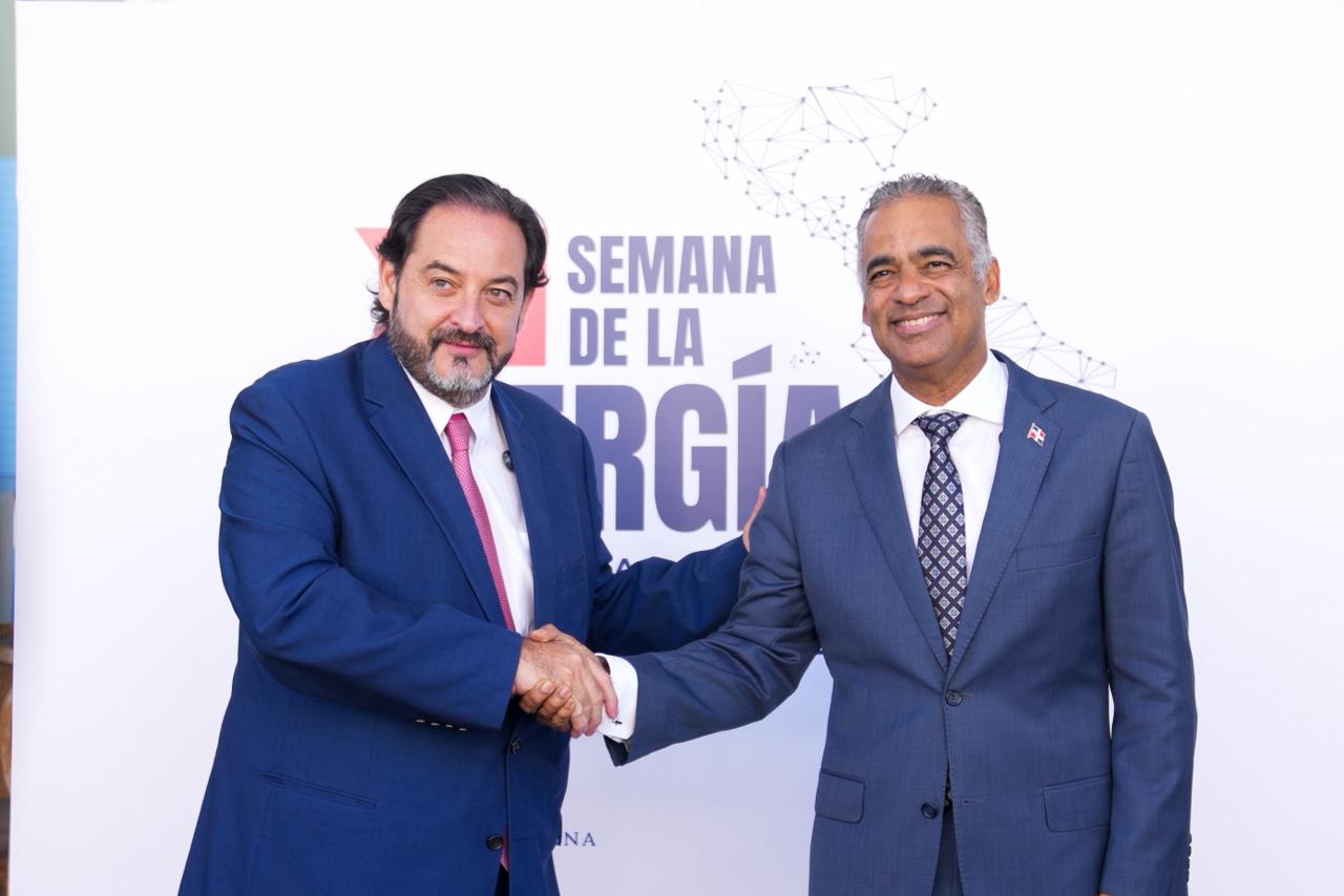 Joel Santos junto a Andrés Rebolledo durante las coordinaciones de la XI Semana de la Energía 2026, principal encuentro energético de América Latina y el Caribe.