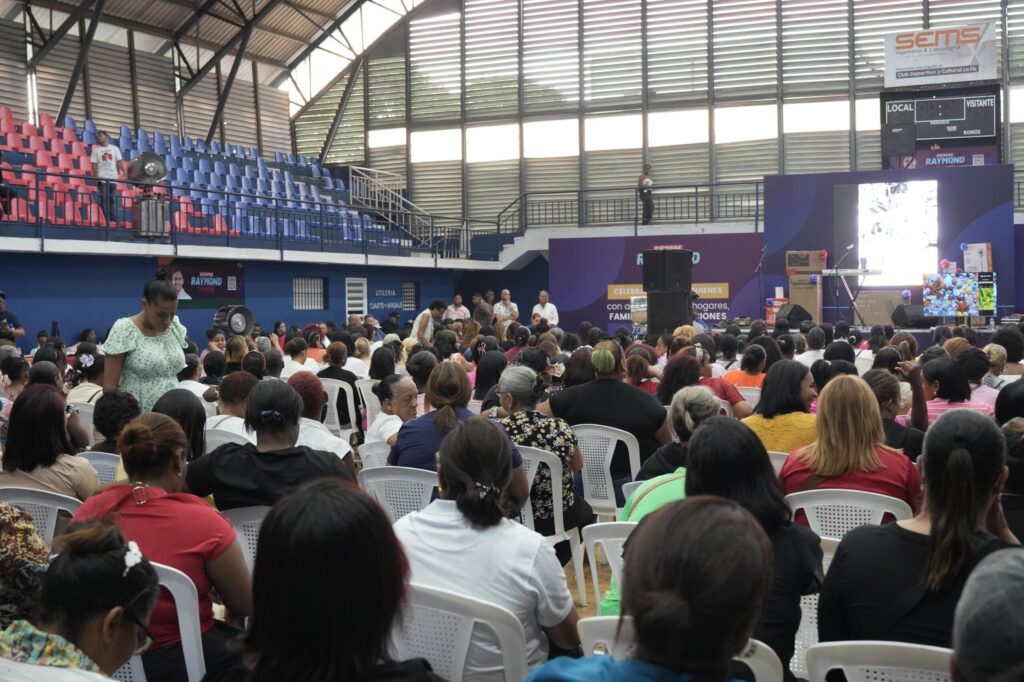 Raymond Rodríguez celebra por adelantado a más de 700 madres del Distrito Nacional | 3 | Raymond Rodríguez celebra por adelantado a más de 700 madres del Distrito Nacional - Noticias de hoy en República Dominicana | De Último Minuto