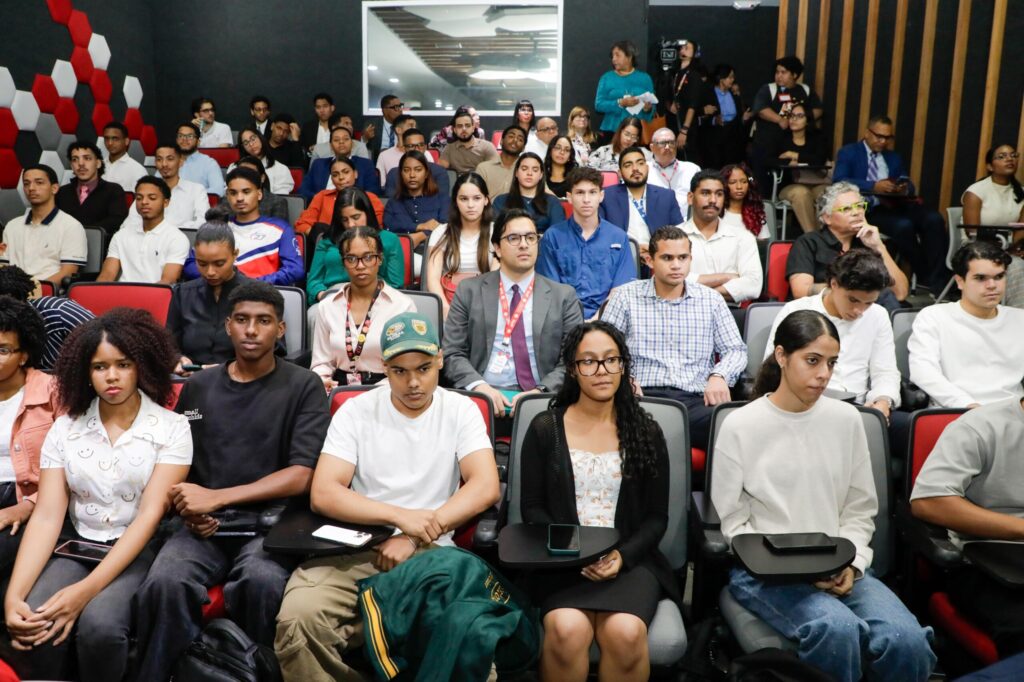 Abinader llama a equilibrar eficiencia económica y justicia social durante conferencia en Intec - Noticias de hoy en República Dominicana | De Último Minuto