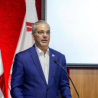Abinader llama a equilibrar eficiencia económica y justicia social durante conferencia en Intec