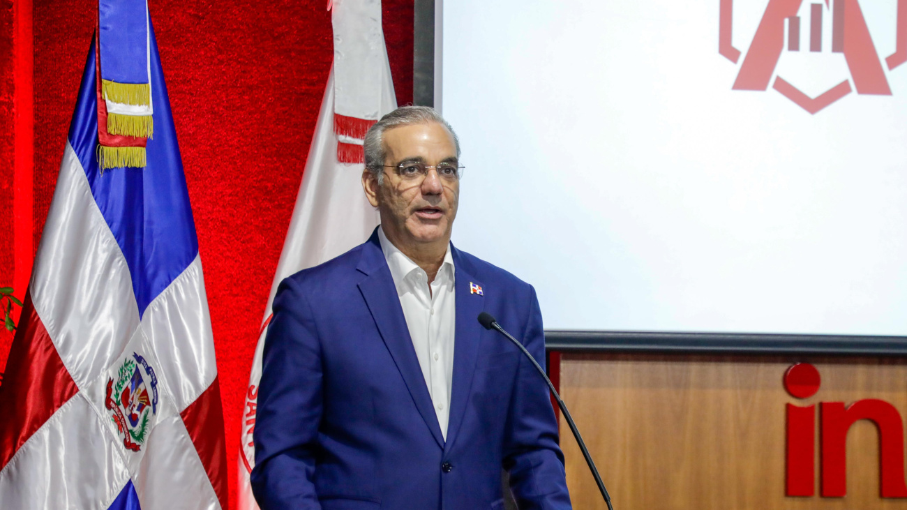 Abinader llama a equilibrar eficiencia económica y justicia social durante conferencia en Intec